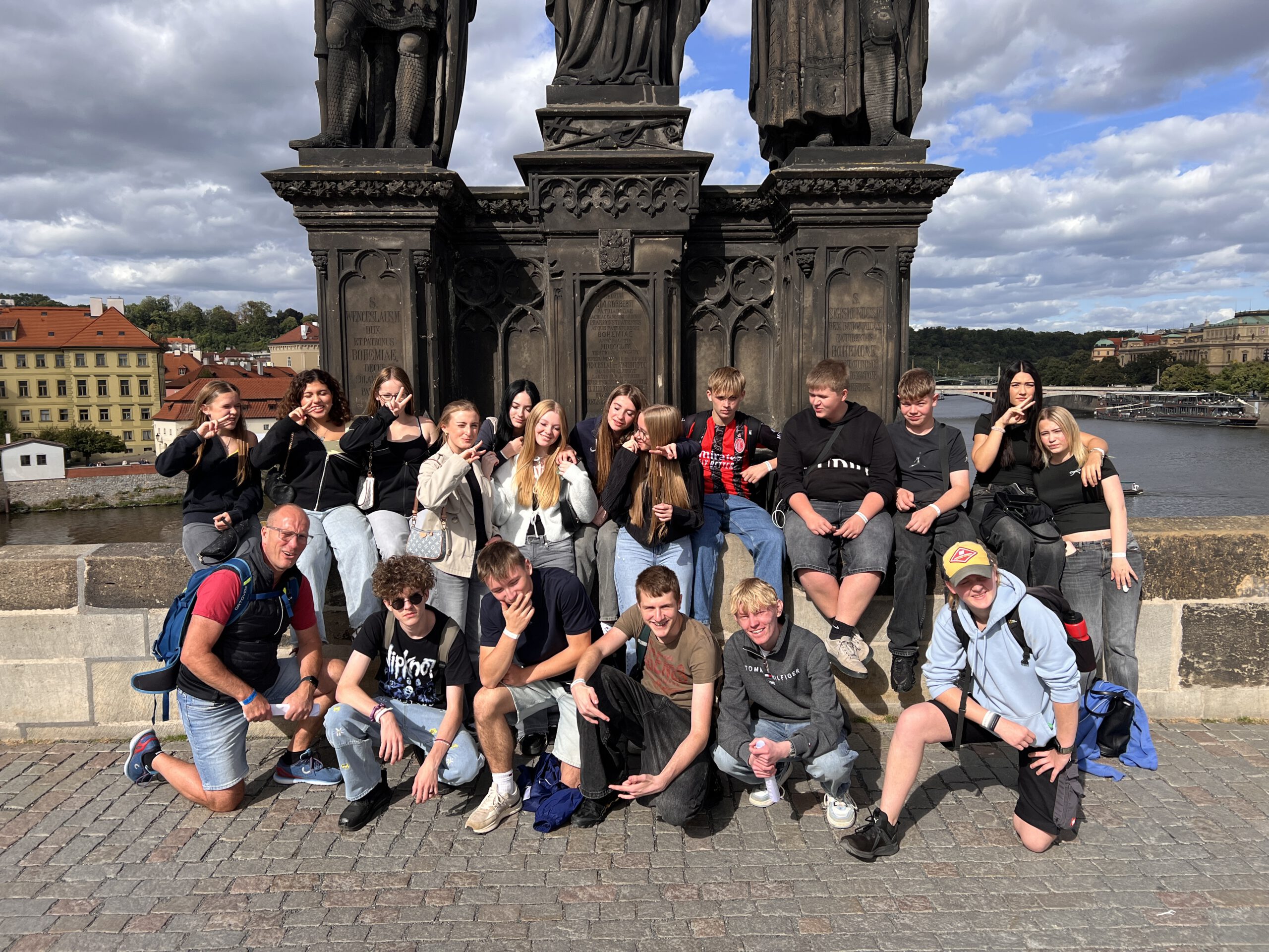 Woche der Klassenfahrten startet mit der 9f+😉 auf dem Weg nach Prag